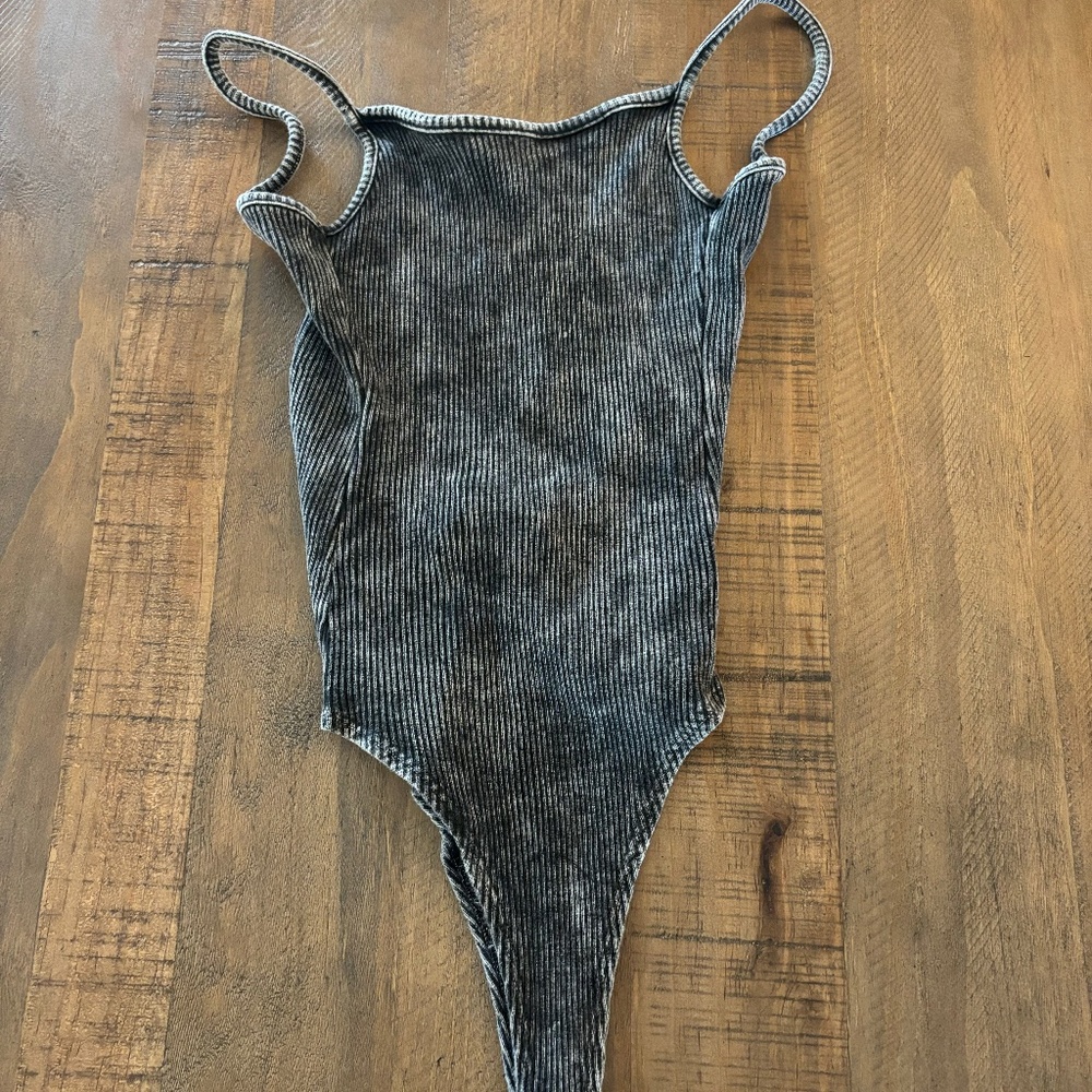 Women's FASHION NOVA grey ribbed bodysuit size medium.